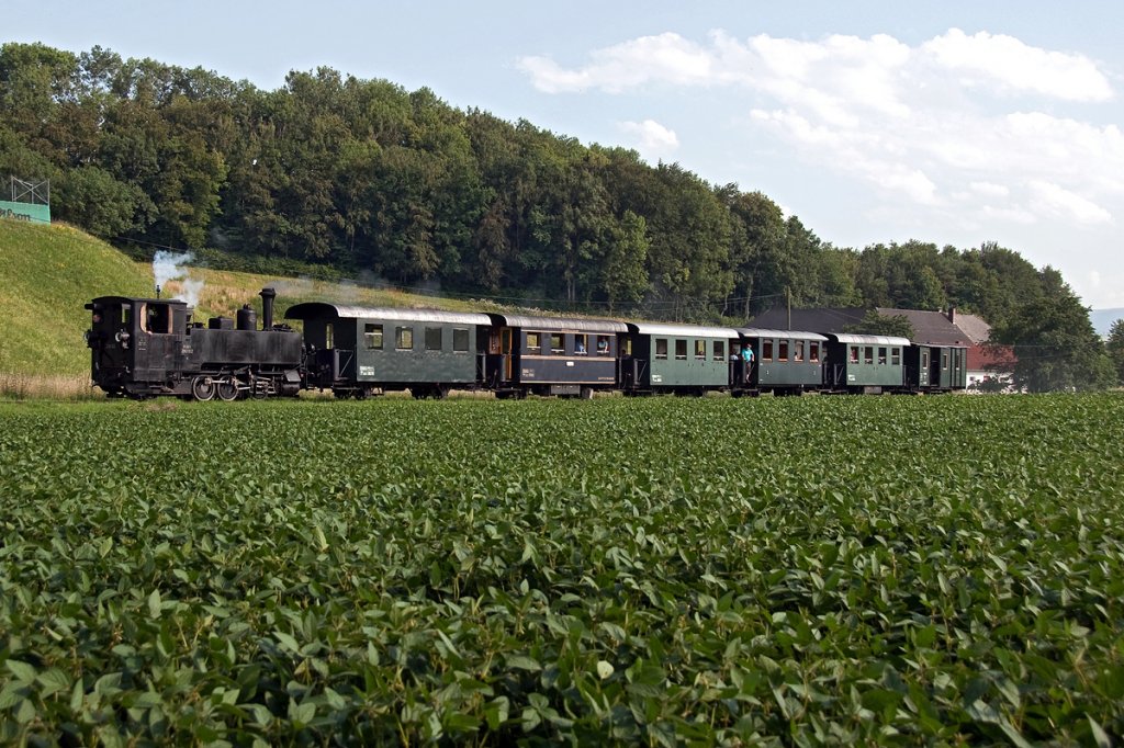 Die Steyrtalbahn fhrt mit dem letzten Zug des Tages von Grnburg nach Steyr Lokalbahnhof. Die Aufnahme entstand am 09.07.2011 bei Neuzeug (Sierning).