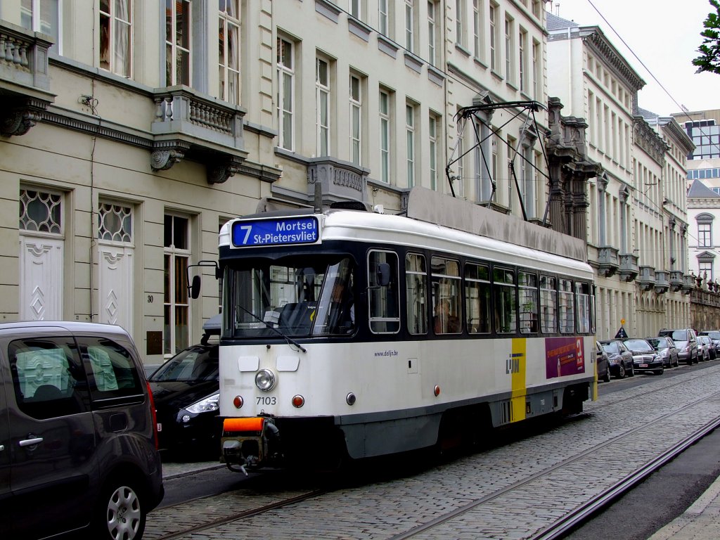 Die Straenbahn 7103 als L7 wird im Bereich der Haltestelle Klapdorp in Antwerpen von einem PKW jh ausgebremst; 110831