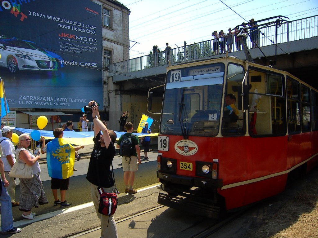 Die Straenbahnlinie 19 nach Beuthen (Bytom) an der Unterfhrung neben dem Hauptbahnhof Kattowitz muss whrend des Autonomiemarsches der Bewegung fr die Autonomie Schlesiens (RAS) fr die passierenden Demonstranten warten. Der sich mit den Demonstranten solidarisierende Wagenfhrer hat ein oberschlesisches Fhnchen am Fhrerpult angebracht.