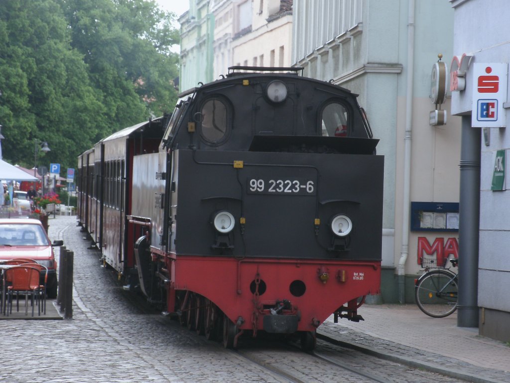 Die Straendurchfahrt in Bad Doberan macht den Molli in In-und Ausland bekannt.Am 28.Mai 2011 fuhr 99 2323 mit ihren Zug durch die Straen von Bad Doberan nach Khlungsborn West.