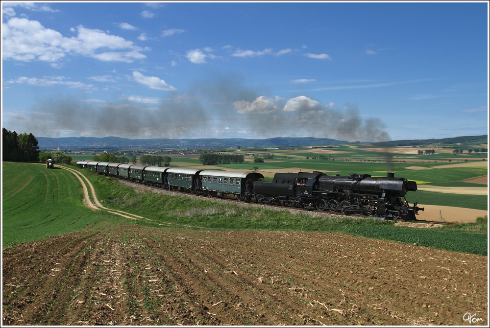 Die Strasshofer 52.100 fhrt mit EZ 7384 von Korneuburg nach Ernstbrunn zum 5.Oldtimertreffen auf Schiene und Strae.  
Mollmannsdorf 6.5.2012