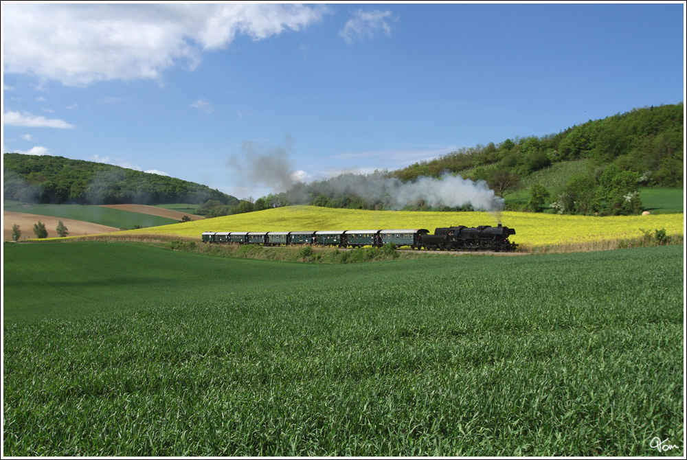 Die Strasshofer 52.100 fhrt mit EZ 7384 von Korneuburg nach Ernstbrunn zum 5.Oldtimertreffen auf Schiene und Strae. 
Wetzleinsdorf 6.5.2012 
