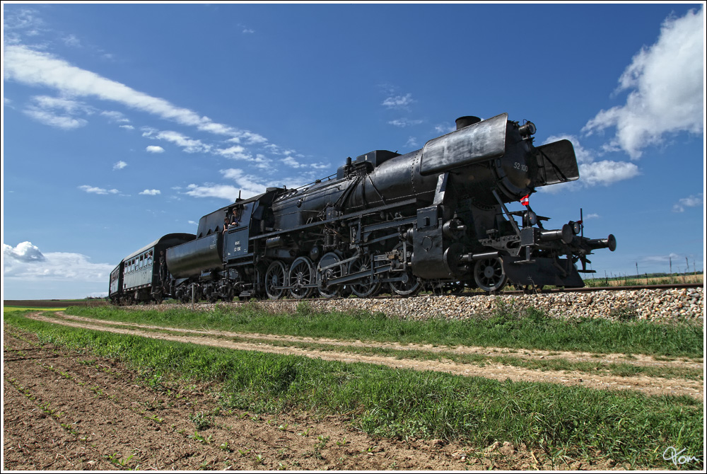 Die Strasshofer 52.100 fhrt mit EZ 7384 von Korneuburg nach Ernstbrunn zum 5.Oldtimertreffen auf Schiene und Strae. 
Wetzleinsdorf 6.5.2012 
