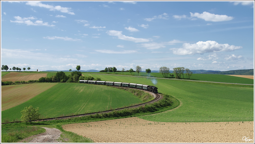 Die Strasshofer 52.100 fhrt mit EZ 7384 von Korneuburg nach Ernstbrunn zum 5.Oldtimertreffen auf Schiene und Strae. 
Hetzmannsdorf 6.5.2012