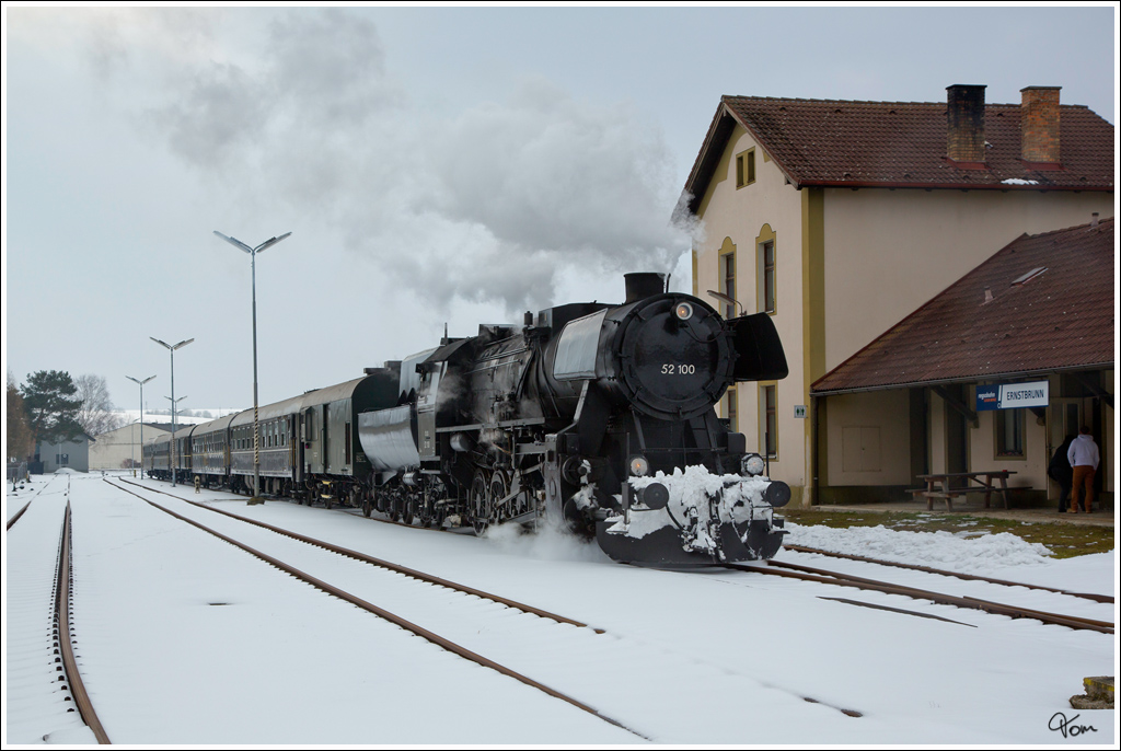 Die Strasshofer Dampflok 52.100, dampft mit dem Majestic Imperator, als Sonderzug 14370 von Korneuburg nach Ernstbrunn durch das winterliche Weinviertel. Ernstbrunn 17.2.2013