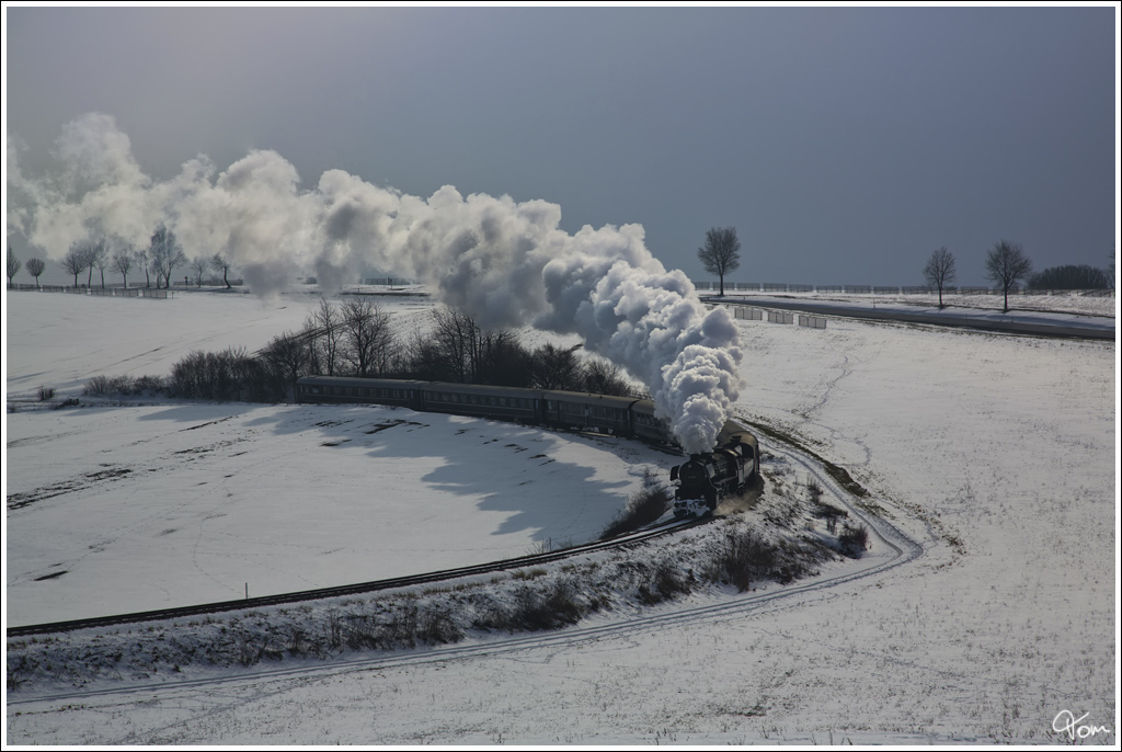 Die Strasshofer Dampflok 52.100, dampft mit dem Majestic Imperator, als Sonderzug 14370 von Korneuburg nach Ernstbrunn durch das winterliche Weinviertel. Hetzmannsdorf 17.2.2013