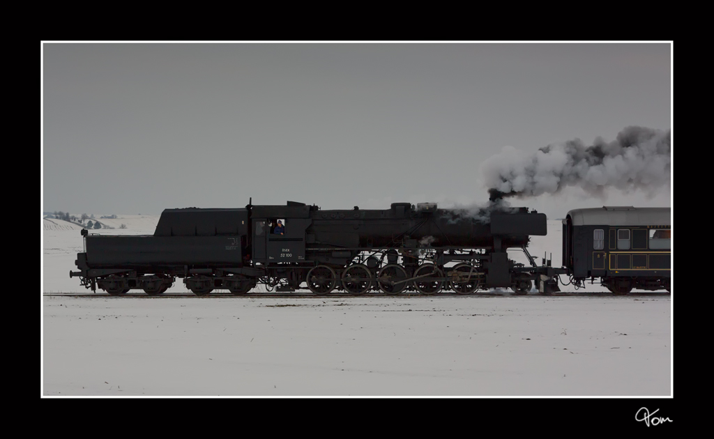 Die Strasshofer Dampflok 52.100, dampft mit dem Majestic Imperator, als Sonderzug 14369 von Ernstbrunn nach Korneuburg durch das winterliche Weinviertel. 
Naglern 17.2.2013