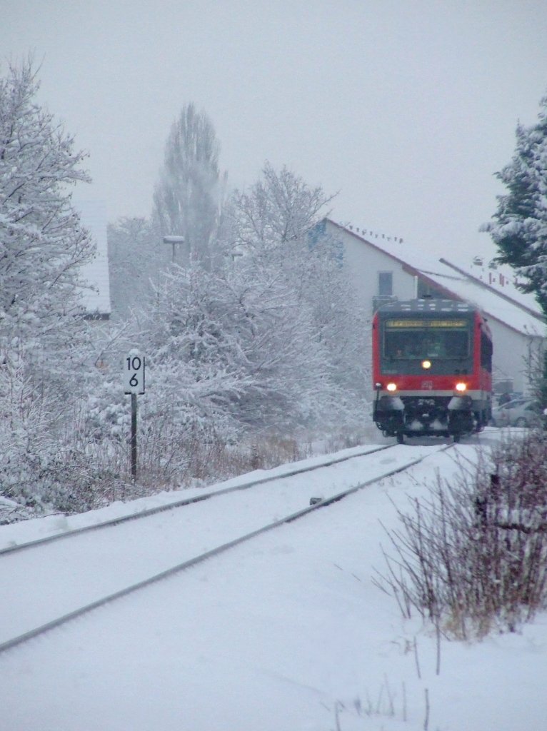 Die Strecke Frankenthal - Freinsheim (- Gr�nstadt/ Ramsen) am 20.12.2010 in Flomersheim nach starkem Schneefall.