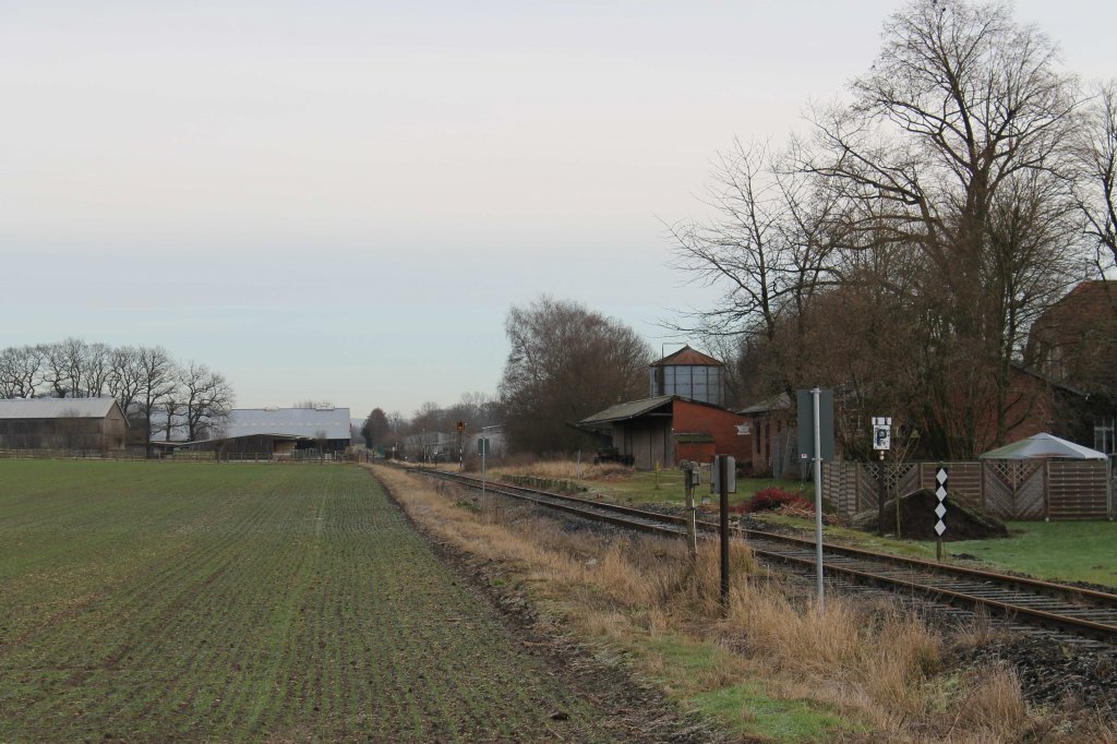 Die Strecke Lengerich-Gtersloh und das Bahnhof Lienen der Teutoburgerwaldeisenbahn bei der Holperdorperstrae (Lienen) in die Richtung Lienen/Bad Iburg am 28-12-2012.