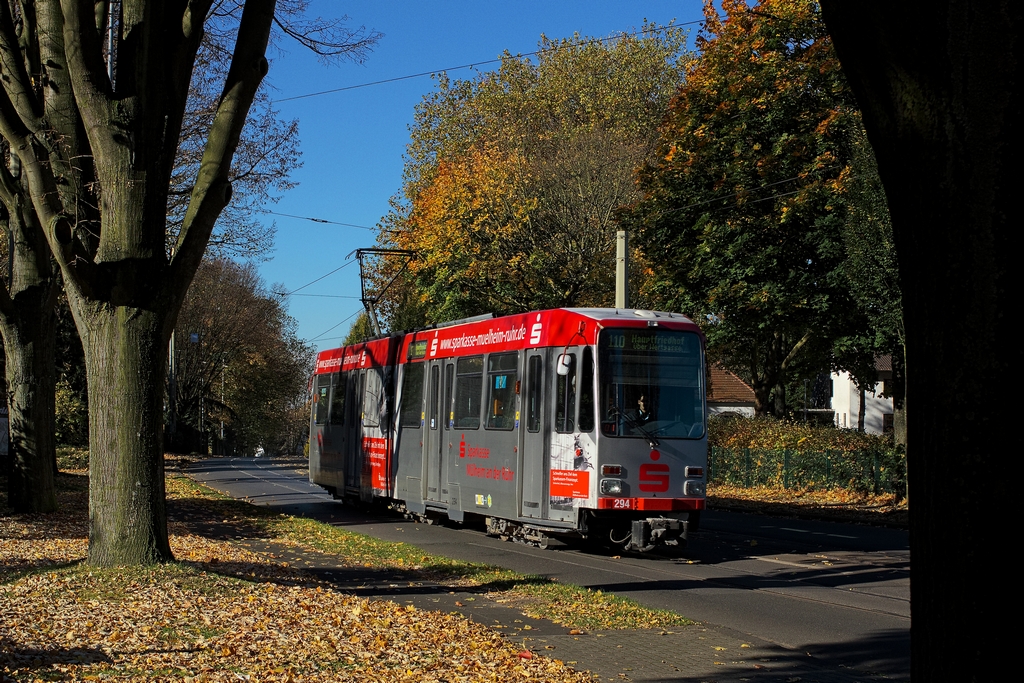 Die Strecke der Linie 110 kann man als stilllegungsgefhrdet ansehen, sie soll komplett durch Busse ersetzt werden. Am 27.10.2012 hat der Tw 294 den grten Teil des Anstiegs hinter sich und wird in wenigen Haltestellen auf die Gleise der 104 treffen