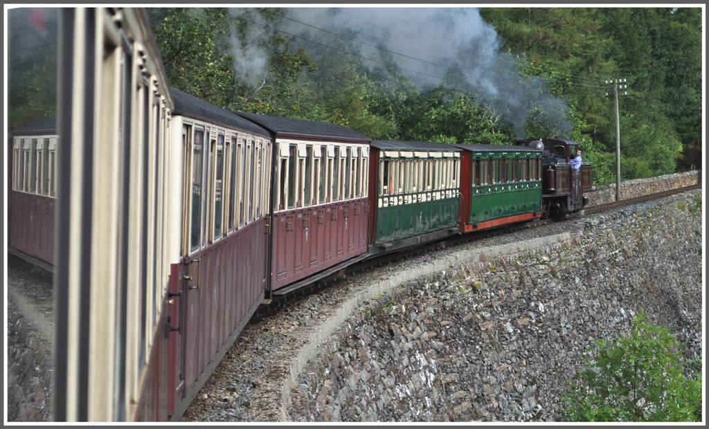 Die Strecke nach Blaenau Ffestiniog befindet sich im unteren Streckenteil meistens im dichten Laub- und Farnwald und verluft oft auf Sttzmauern. (14.08.2011)
