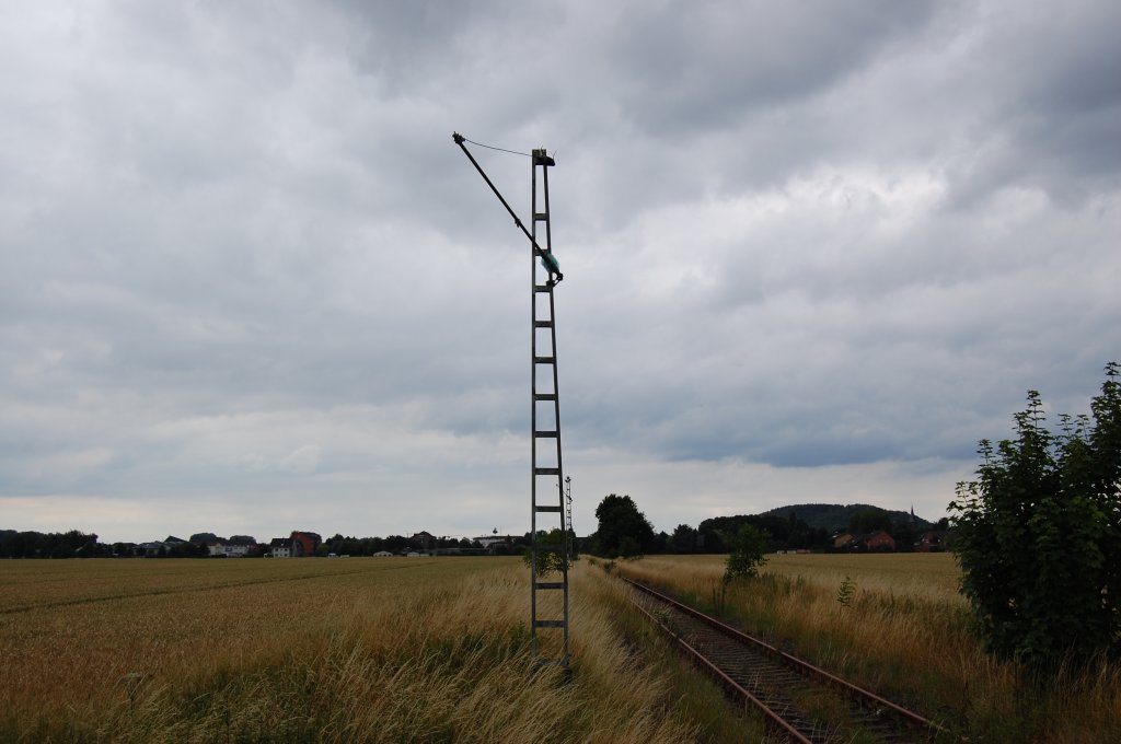 Die Strecke stillgelegt, der Fahrdraht entfernt und der Mast nutzlos.
Frher konnten man hier von Baal nach Dalheim fahren.Und elektrisch ging es bis nach Sofia Jakoba Werksbahnhof, wo die Steinkohle bergeben wurde. 12.7.2009