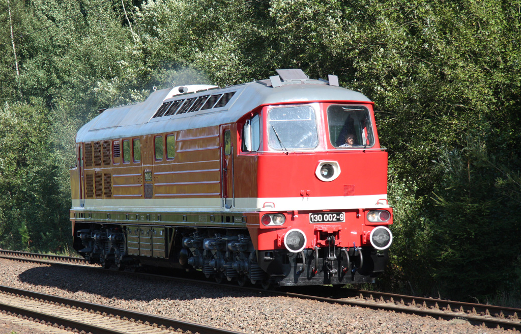 Die Streckendiesellok 130 002-9 wurde 1970 von der DR im Bw Leipzig-Wahren in Dienst gestellt. Sie ist die lteste erhaltene Lokomotive der V300-Familie und ist heute im Bw Dresden-Altstadt beheimatet. Hier whrend der Lokparade zum Heizhausfest des SEM Chemnitz-Hilbersdorf am 21.08.2010. 