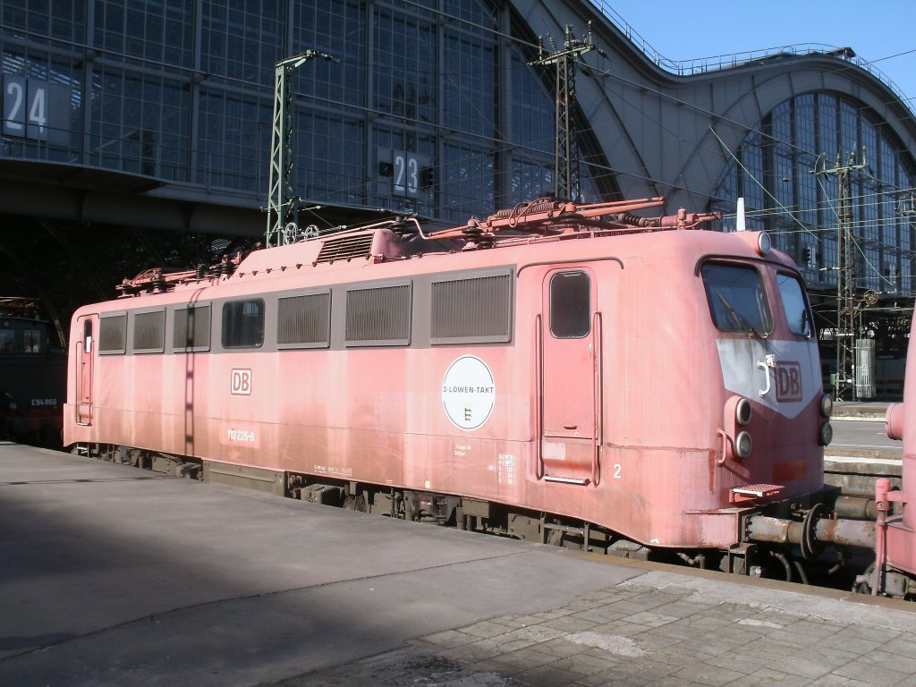 Die Stuttgarter 110 226,am 26.Mrz 2012,auf dem Museumsgleis 24 im Leipziger Hbf.