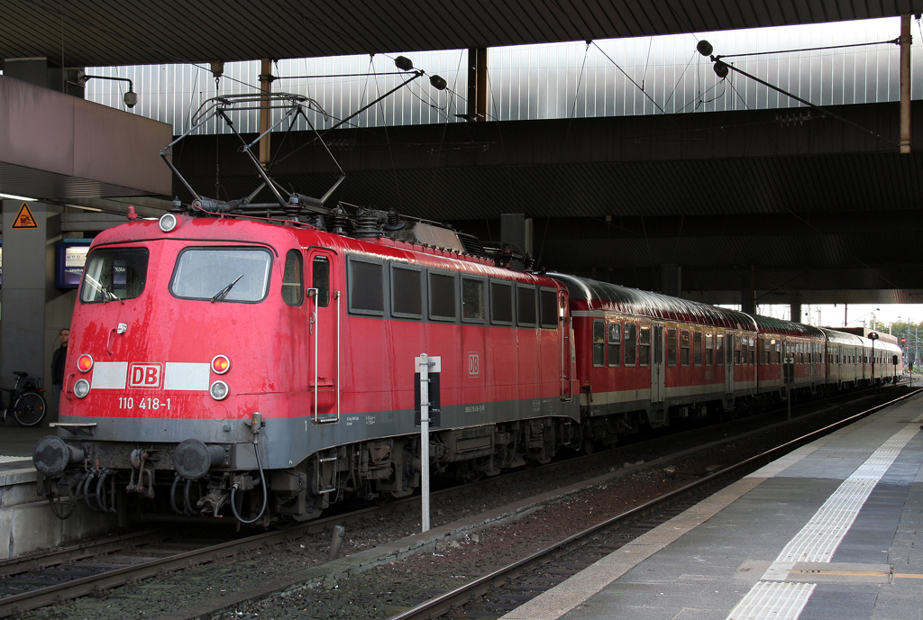 Die Stuttgarter 110 418-1 schiebt den RE1 Verstrker ab Dsseldorf HBF nach Kln am 19.10.2011