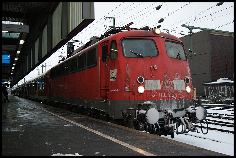 Die Stuttgarter 110 418 steht am 14.12.2010 mit der RB35 in Dsseldorf Hbf nchster Halt dieses Zuges wird Duisburg Hbf sein