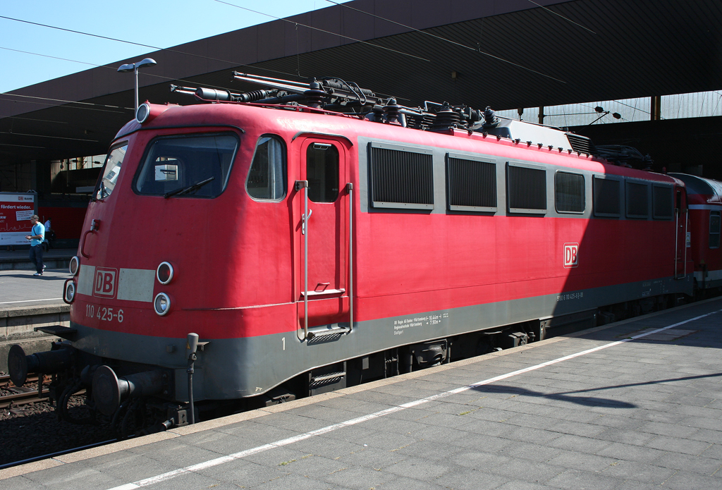 Die Stuttgarter 110 425-6 pendelt mit dem RE1 Zusatzzug aufgrund des A40 Stilllebens zwischen Hamm und Dsseldorf HBF am 18.07.2010