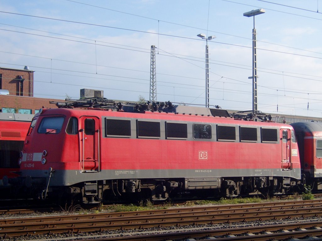 Die Stuttgarter 110 425-6 steht am 18.09.2010 in Aachen Rothe Erde abgestellt. Sie hat noch das 3-L�WEN-TAKT Wappen an der Seite.