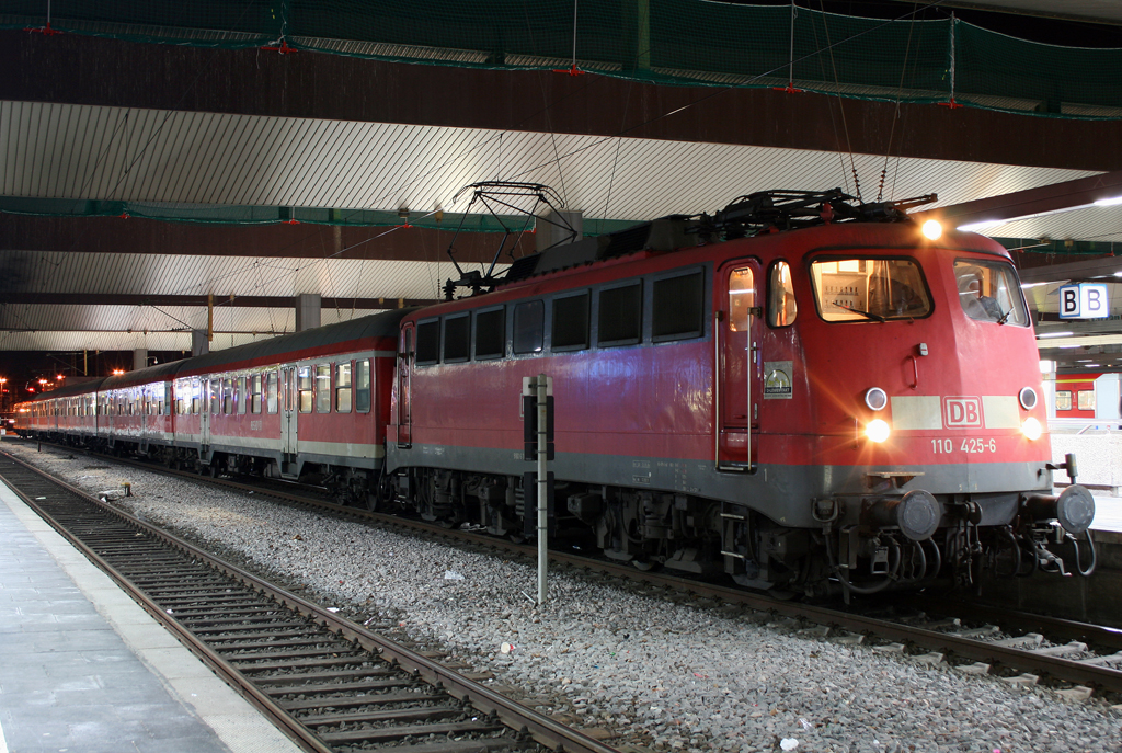 Die Stuttgarter 110 425-6 zieht den RE1 Karnevalszusatzzug von Kln nach Dortmund aus Dsseldorf HBF am 06.03.2011
