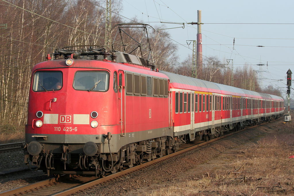 Die Stuttgarter 110 425-6 zieht die RB35 von Dsseldorf nach Wesel durch Dinslaken am 15.03.2011