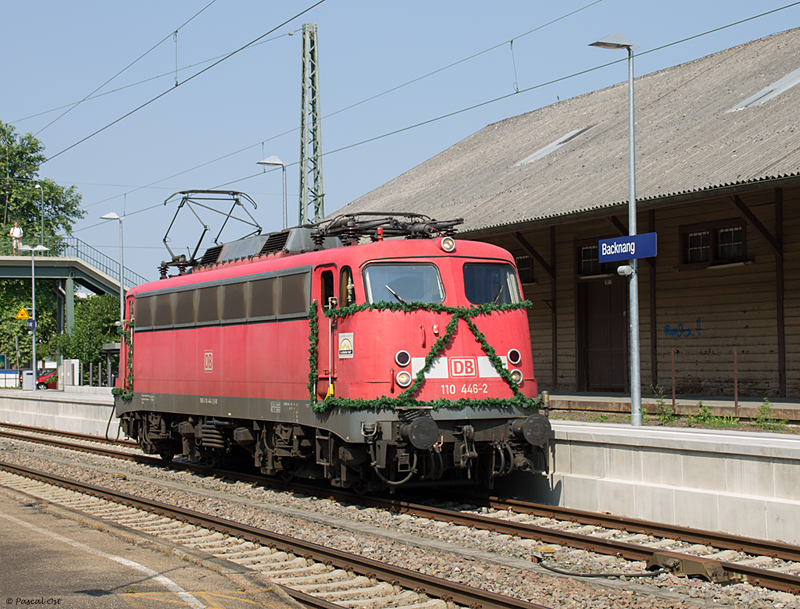 Die Stuttgarter 110 446-2 auf ihrer  Abschiedstournee  im Bahnhof Backnang. Hier umfhrt die Lok gerade den aus vier n-Wagen bestehenden Zug. Aufgenommen am 13. Juli 2013.