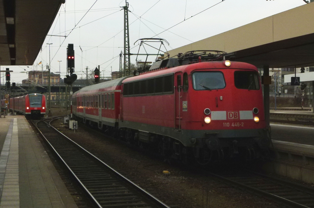 Die Stuttgarter 110 446-2 zieht den RB Biblis - Karlsruhe am 13.03.2012 nach Mannheim Hbf