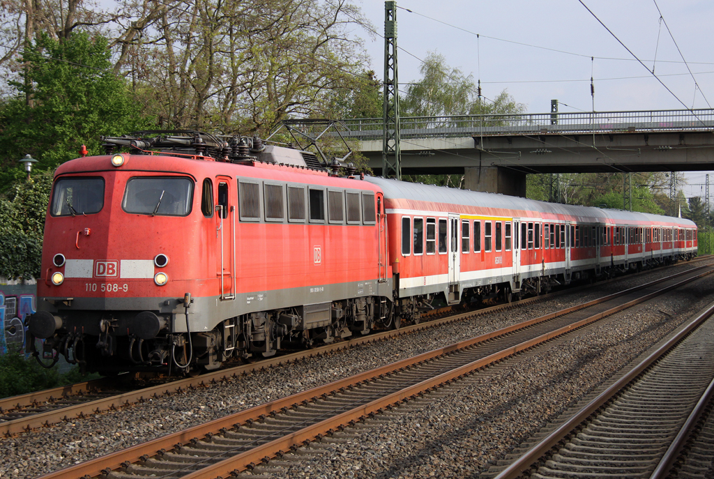 Die Stuttgarter 110 508-9 zieht heute den RE1 von Aachen nach Paderborn durch Angermund am 01.05.2012 Lang lebe die Bundesbahn