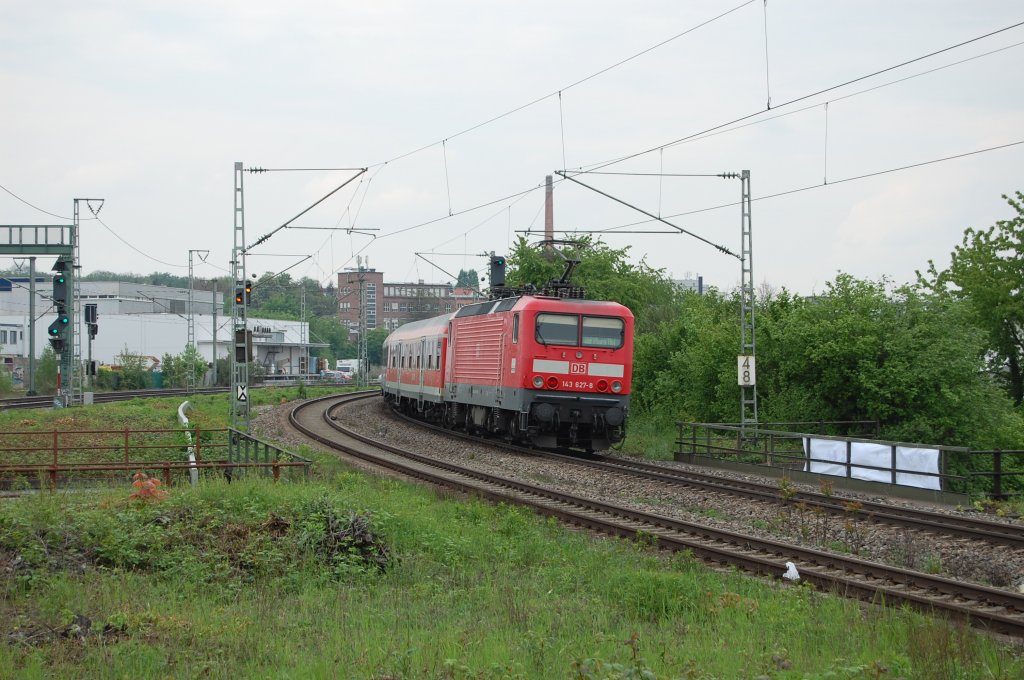 Die Stuttgarter 143 627-8 schiebt am 8.5.2010 einen RE nach Wrzburg durch den Bahnhof Stuttgart-Feuerbach.