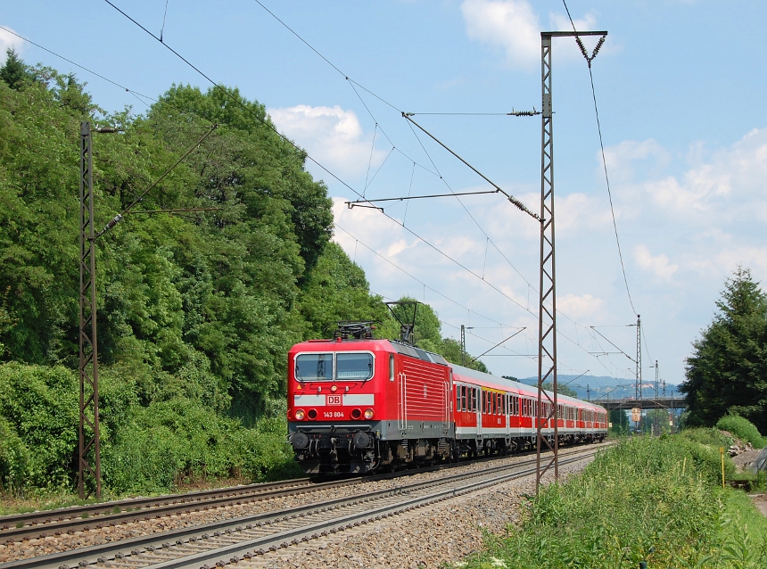 Die Stuttgarter 143 804 lie sich am Mittag des 25.6.2010 kurz vor Gppingen auf der Filsbahn ablichten.