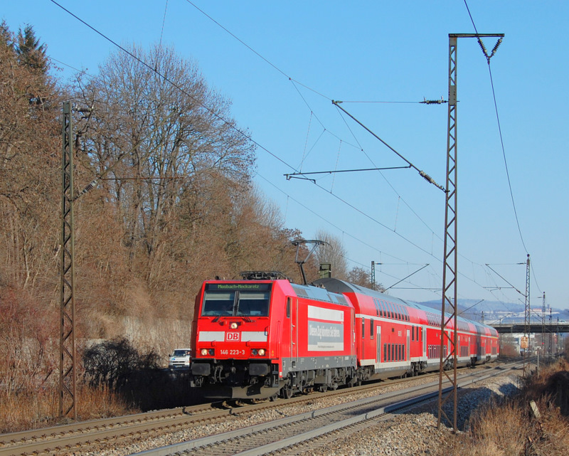Die Stuttgarter 146 223-3 macht mit ihrer Seitenwerbung auf den Lokfhrermangel aufmerksam. Am 03.02.2012 konnte ich die Lok mit einem Regionalzug nach Mosbach-Neckarelz bei Gppingen bildlich festhalten.