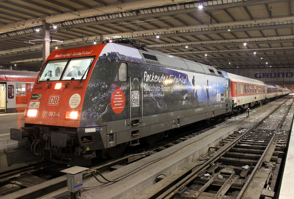 Die Sd Afrika 101 083-4 mit der CNL nach Paris / Amsterdam in Mnchen HBF am 26.01.2013