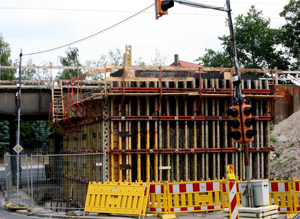 Die sdliche Schalung fr die neue Brcke der Strecke Dresden - Neustadt -  Coswig  ber die Rehefelder Str. steht. Das typische bunte Bild einer Baustelle
17.08.2012  12;49 Uhr