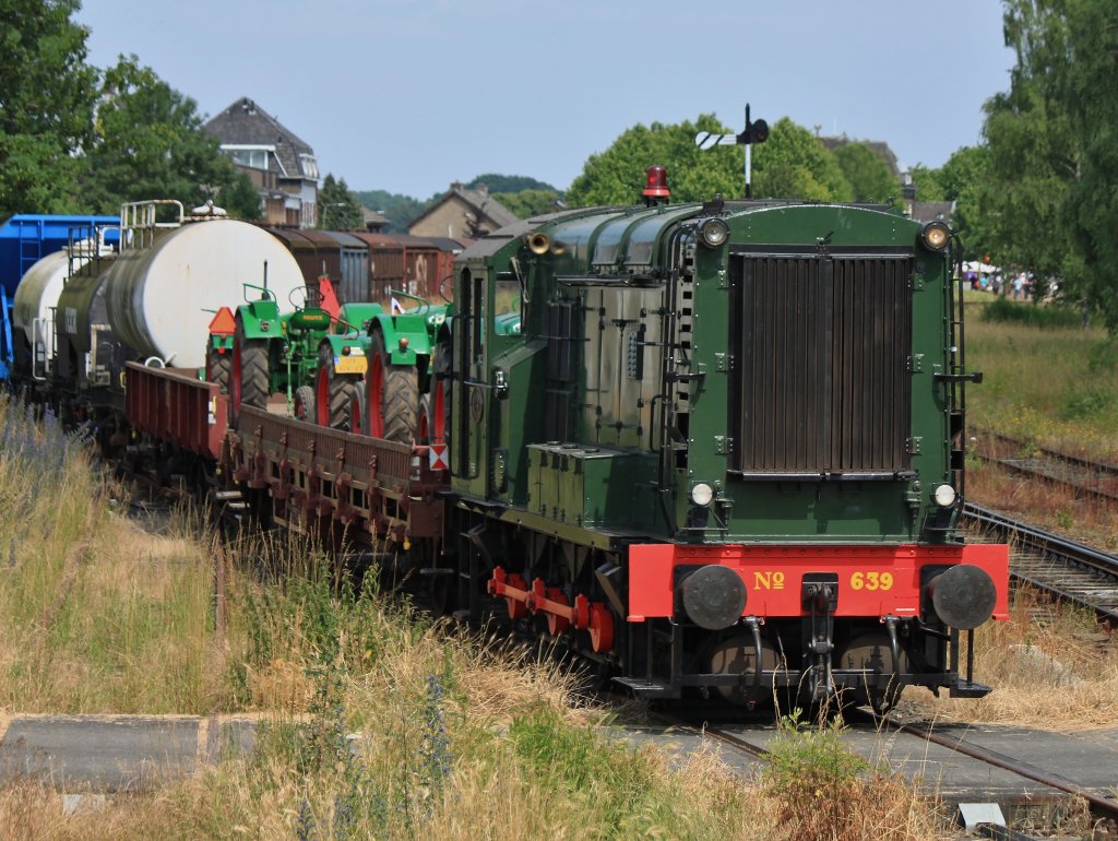 Die Sdlimburgische Dampfeisenbahngesellschaft (ZLSM) feiert am 13.-14.07.2013 ihr 25jhriges Jubilum.
Hier rangiert 639 der ZLSM einen Gterzug bei den  Stoomtrein Jubileumdagen  (Dampfzug-Jubilumstagen) am 13.07.2013 in Simpelveld.