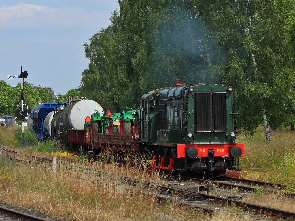 Die Sdlimburgische Dampfeisenbahngesellschaft (ZLSM) feiert am 13.-14.07.2013 ihr 25jhriges Jubilum. Hier rangiert 639 der ZLSM einen Gterzug bei den  Stoomtrein Jubileumdagen  (Dampfzug-Jubilumstagen) am 13.07.2013 in Simpelveld.