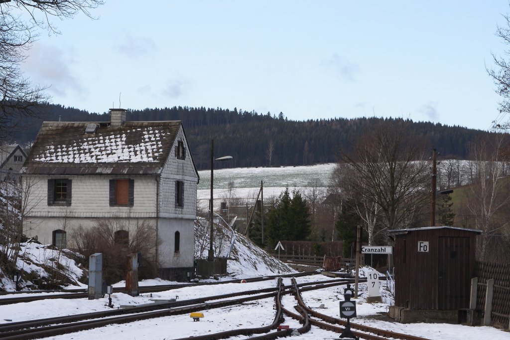 Die sdwestliche Ausfahrt des Bahnhofes Cranzahl im Erzgebirge, aufgenommen am Mittag des 30.12.2012. In der Bildmitte biegt rechts die Regelspurstrecke nach Chemnitz ab und nach links die Schmalspurbahn nach Oberwiesenthal / Fichtelberg.