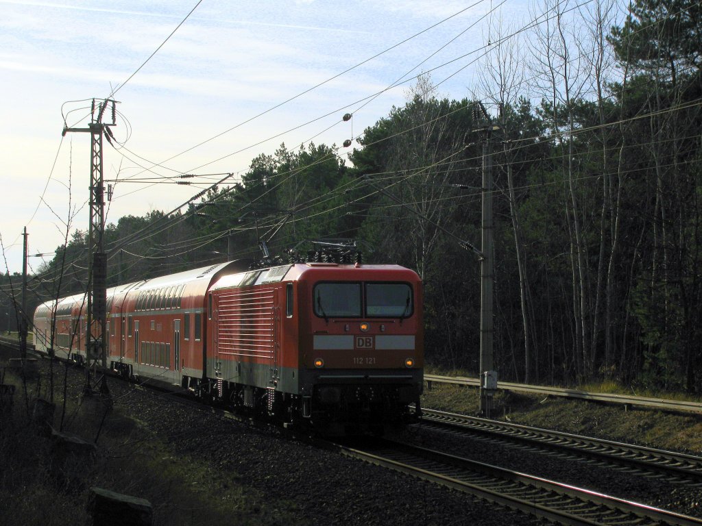 Die super frisch revidierte 112 121 kam mit dem RE 2 nach Rathenow auch am 19.11. durch Bestensee.