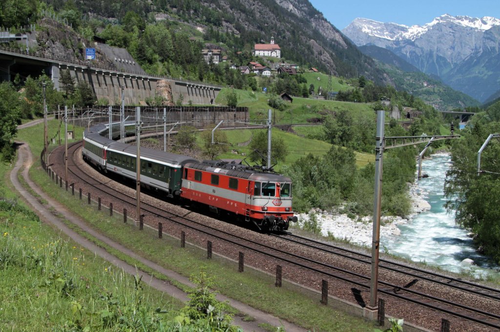 Die Swiss Express 4/4 II 11108 bei Wassen am 13.06.2013