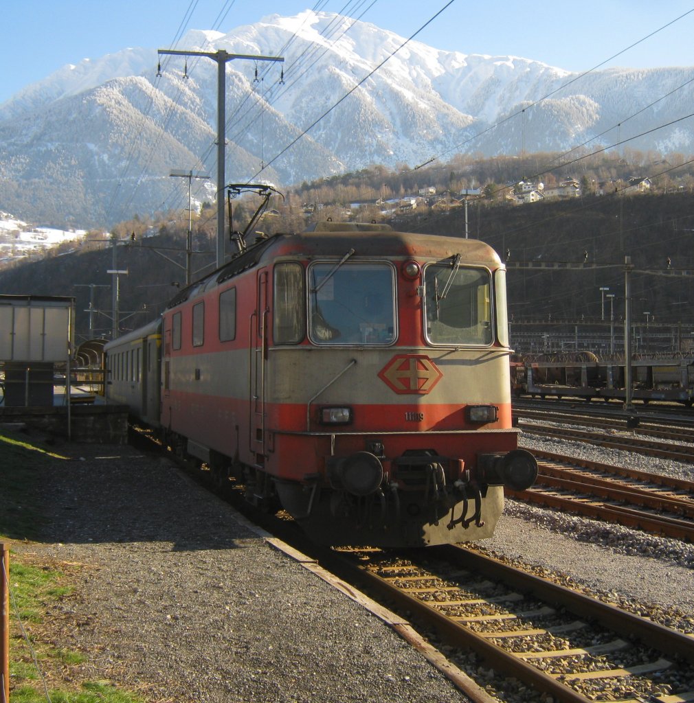 Die Swiss Express Re 4/4 II 11109 am Autoreisezug Brig-Iselle in Brig, Gleis 90, 26.01.2012. 