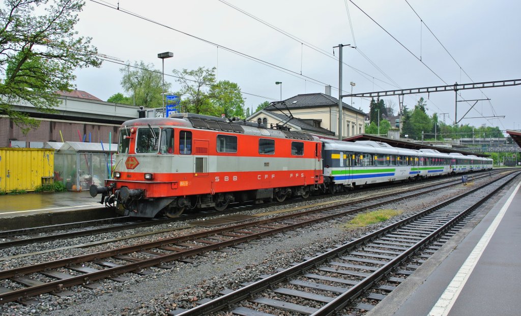 Die Swiss Express Re 4/4 II 11109 mit dem Voralpen Express 2419 bei Ausfahrt in St. Gallen St. Fiden, 25.05.2013.
