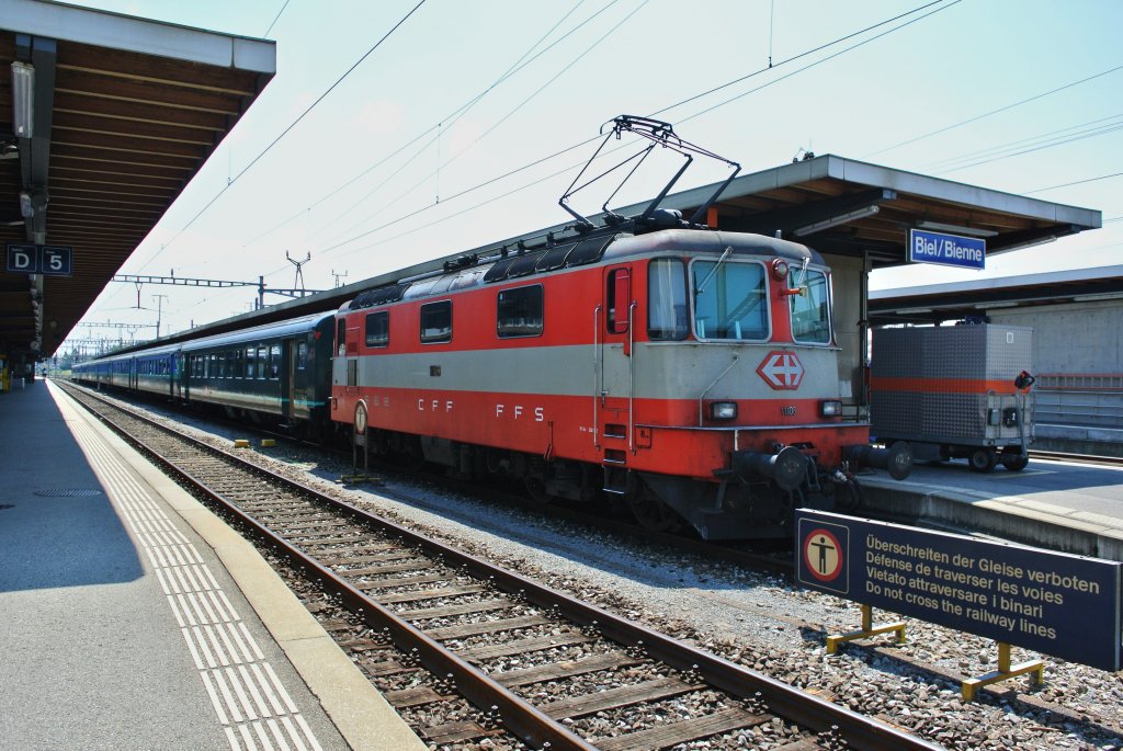 Die Swiss Express Re 4/4 II 11108 schiebt in Krze den EWII Pendel als RE 2946 nach Bern, Biel/Bienne, 06.07.2013.
