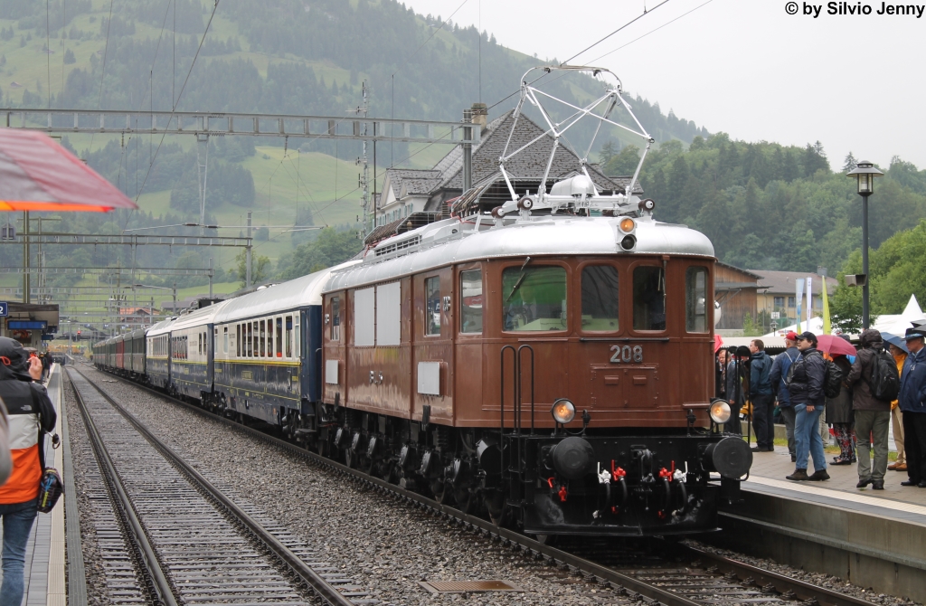 Die der Swisstrain SA gehrende Ae 6/8 208 am 29.6.2013 mit einem Extrazug in Frutigen.