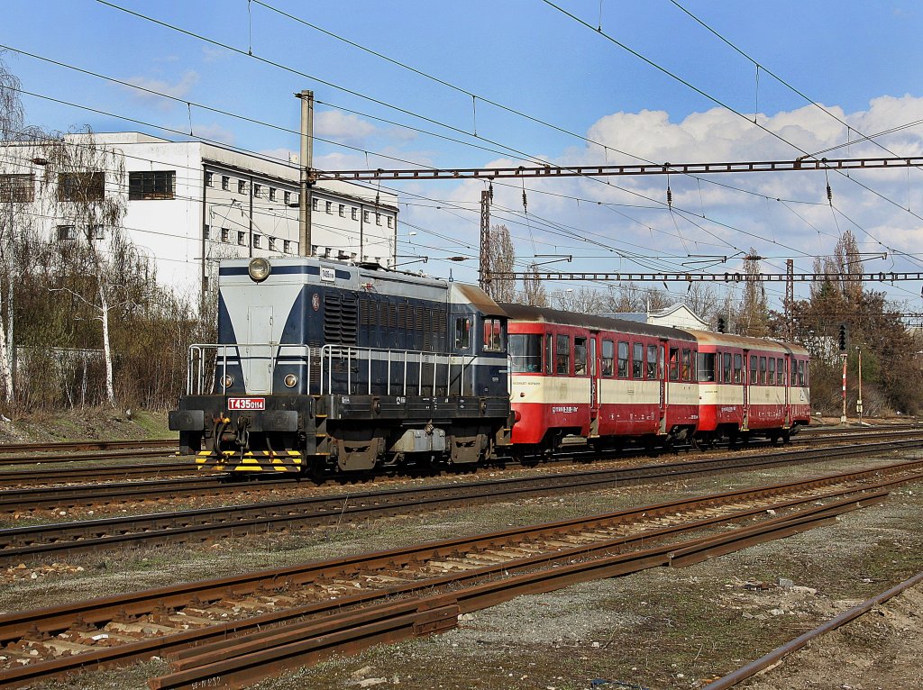 Die T 435 0114 (720 114) am 03.04.2010 mit einem Personenzug bei der Einfahrt in Praha-Hostivař