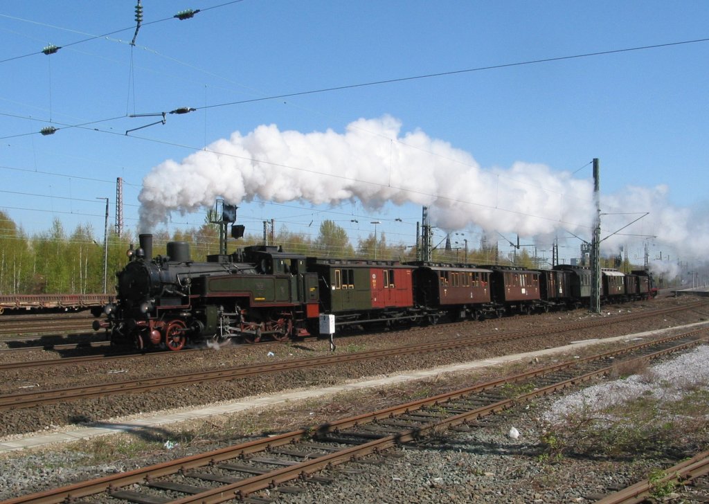 Die T11  HANNOVER 7512  und die T18 (78 468) pendeln mit preuischen Personenwagen zum 175-jhrigen Jubilum der Eisenbahn in Deutschland am 17. April 2010 zwischen Bochum Hbf und dem Eisenbahnmuseum Bochum-Dahlhausen.