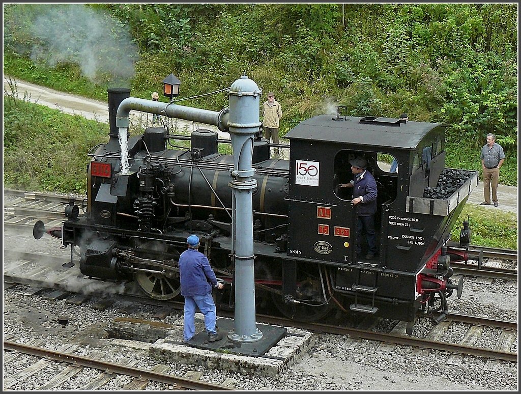 Die T3 6114 der Museumsbahn Train 1900 beim Wasserfassen am 13.09.09 im Bahnhof Fond de Gras. Die Lok wurde 1891 in der Firma SACM in Grafenstaden (Straburg) erbaut und gehrt der Gattung T3 des Chemin de Fer d'Alsace-Lorraine (A.L.) an. Als sie nach Fond de Gras kam, war sie in einem extrem desolaten Zustand, sodass sie nur von Fachleuten mit Fabrikausrstung wieder hergestellt werden konnte. Sie wurde ins AW Meiringen in Thringen berfhrt, wo ein neuer Kessel und viele andere Teile nachgebaut werden mussten. Am 01.05.97 konnte sie dann, fabrikneu, die Saison des Train 1900 erffnen. (Hans)    