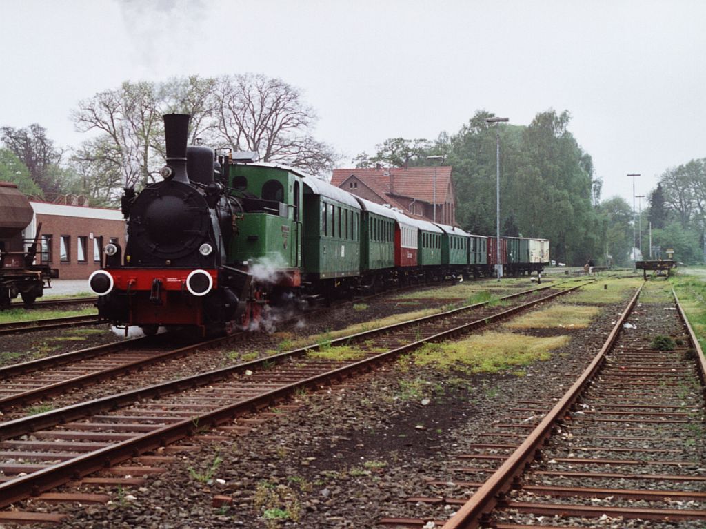 Die T3 der Eisenbahnfreunde Hasetal mit eine Dampfzug zwischen Haselnne und Quackenbrck auf Bahnhof Lningen am 29-4-2000. Bild und scan: Date Jan de Vries.
