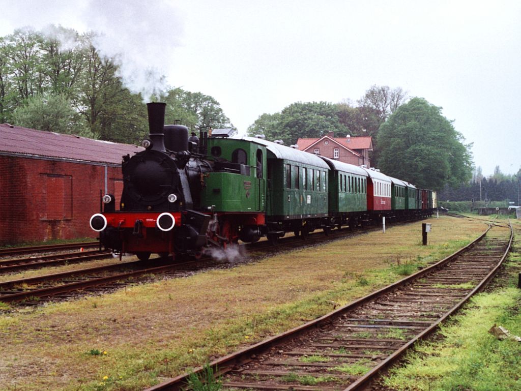 Die T3 der Eisenbahnfreunde Hasetal mit eine Dampfzug zwischen Haselnne und Quackenbrck auf Bahnhof Haselnne am 29-4-2000. Bild und scan: Date Jan de Vries.