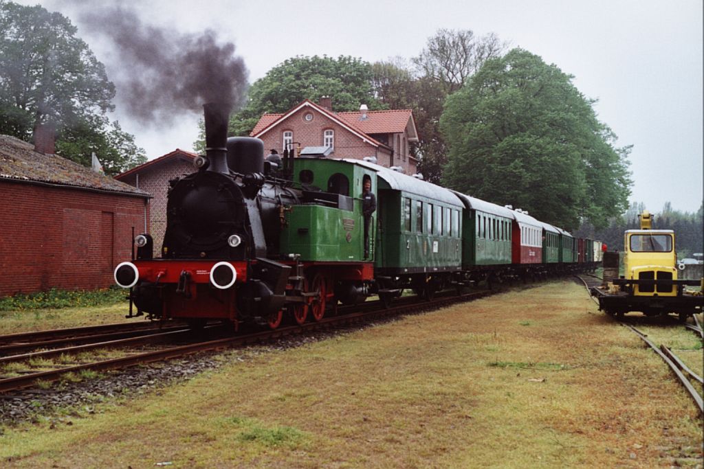 Die T3 der Eisenbahnfreunde Hasetal mit Dampfzug zwischen Haselnne und Quackenbrck auf Bahnhof Haselne am 29-4-2000. Bild und scan: Date Jan de Vries.