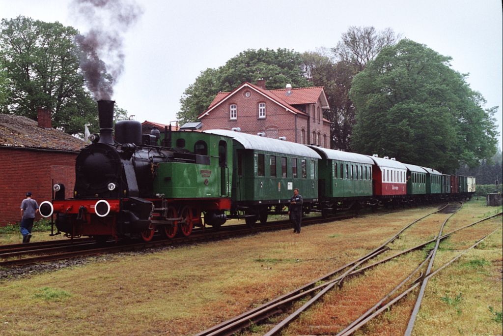 Die T3 mit eine Dampfzug zwischen Haselnne und Quackenbrck auf Bahnhof Haselne am 29-4-2000. Bild und scan: Date Jan de Vries.