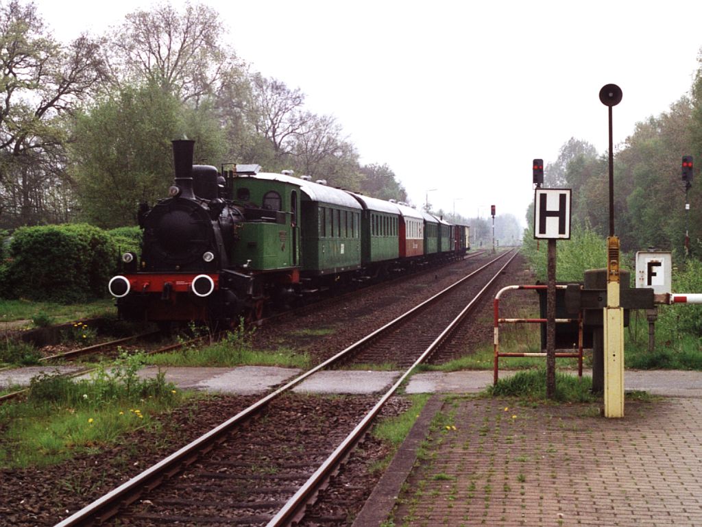 Die T3 mit eine Dampfzug zwischen Haselnne und Quackenbrck bei Ankunft in Bahnhof Essen (Oldenburg) am 29-4-2000. Bild und scan: Date Jan de Vries.