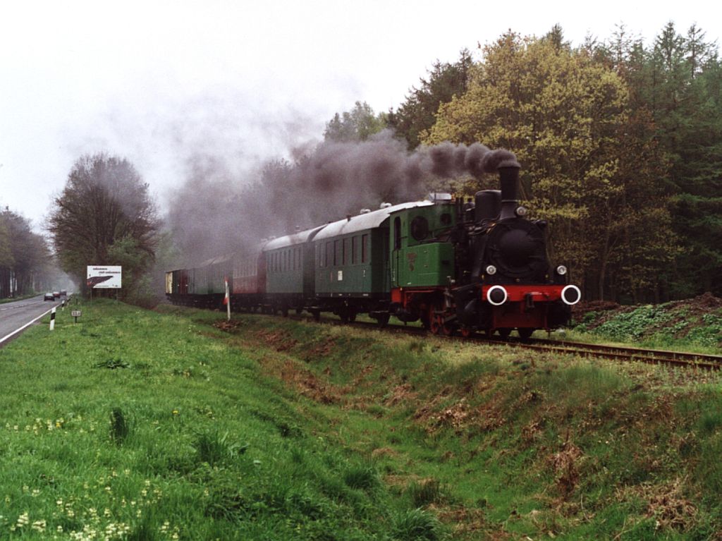 Die T3 mit eine Dampfzug zwischen Haselnne und Quackenbrck in Westrum am 29-4-2000. Bild und scan: Date Jan de Vries.